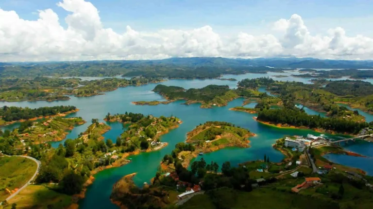 Embalse de Guatapé y la Piedra del Peñol, Antioquia